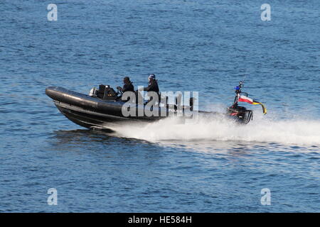 Ein Ministerium der Verteidigung Polizei RHIB (oder RIB) bietet Begleitung und Überwachung Aufgaben während der Übung Joint Warrior 16-2. Stockfoto