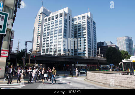 Japanische Leute und Reisende Ausländer zu Fuß Zebrastreifen befahrenen Straße gehen zu besuchen und arbeite bei Ginza Gegend am 20. Oktober 2016 in Tokio, Japan Stockfoto