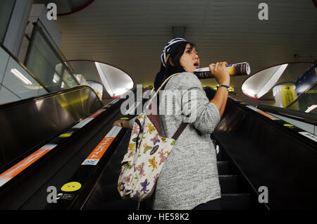 Thai-Frauen nutzen Rolltreppe von Akabanebashi u-Bahnstation bis zum Boden für die Reise Tokyo Tower am 20. Oktober 2016 in Tokio, Japan Stockfoto