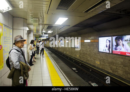 Japaner und Ausländer Reisende warten u-Bahn gehen am 20. Oktober in Tokio Stadt zur Arbeit und besuchen Sie am Bahnhof Ueno der Kanto-Region, Stockfoto