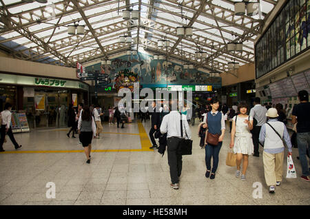 Japanische Leute und Fremde Reisende Besuch innerhalb des Gebäudes und zu Fuß ein- und Ausgang am Bahnhof Ueno der Kanto-Region am 20. Oktober, Stockfoto