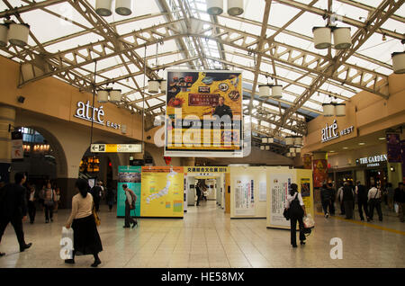 Japanische Leute und Fremde Reisende Besuch innerhalb des Gebäudes und zu Fuß ein- und Ausgang am Bahnhof Ueno der Kanto-Region am 20. Oktober, Stockfoto