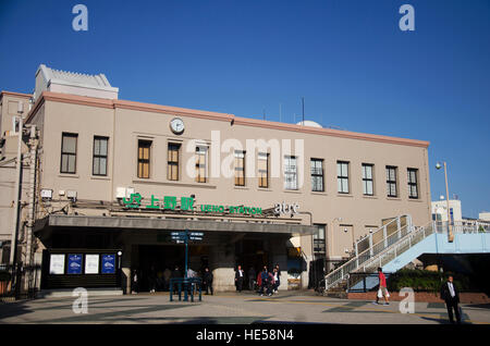 Japanische Leute und Reisende Ausländer gehen, Eingang und Ausgang klassische Gebäude JR-Bahnhof und u-Bahn Bahnhof für Reisen in Ueno am 20. Oktober Stockfoto