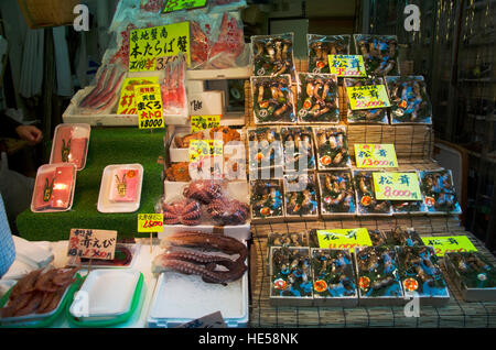 Japaner Verkauf Nahrung für Menschen und Reisende in Street im Ameyoko Einkaufen bei Ueno am 20. Oktober 2016 in Tokio, Japan Stockfoto