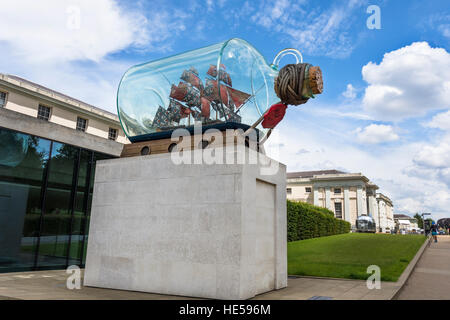 Boot in einer Flasche vor Greenwich Maritime Museum Stockfoto