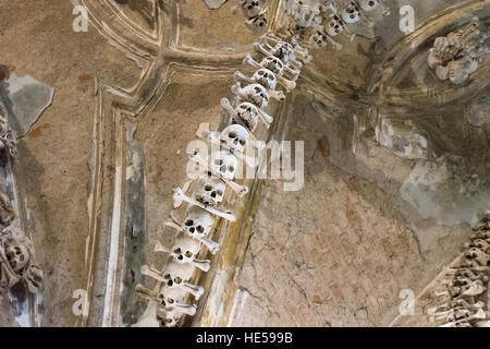 Knochen angeordnet in Sedlec Ossuary, Kutna Hora, Tschechien Stockfoto