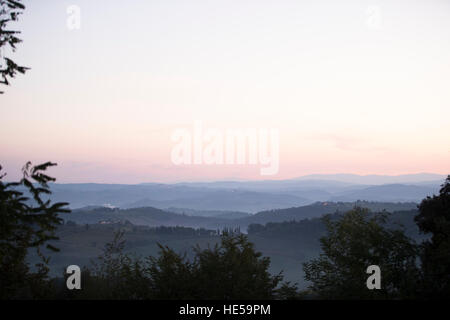 Morgendämmerung in der Umgebung von San Gimignano, Toskana. Stockfoto