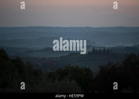 Morgendämmerung in der Umgebung von San Gimignano, Toskana. Stockfoto