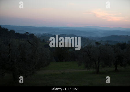 Toskanischen Hügel und die Landschaft von der Straße Santa Lucia, San Gimignano, Toskana, Italien. Stockfoto