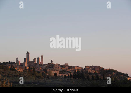 Familienweingüter der Strada Comunale Di Santa Lucia, mit San Gimignano im Hintergrund. Italien Stockfoto