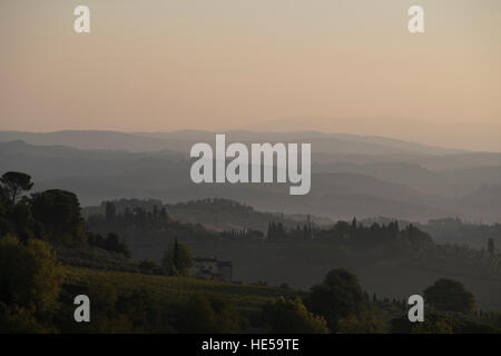 Morgendämmerung in der Umgebung von San Gimignano, Toskana. Stockfoto