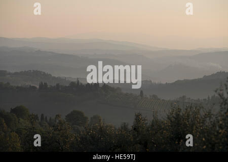 Morgendämmerung in der Umgebung von San Gimignano, Toskana. Stockfoto