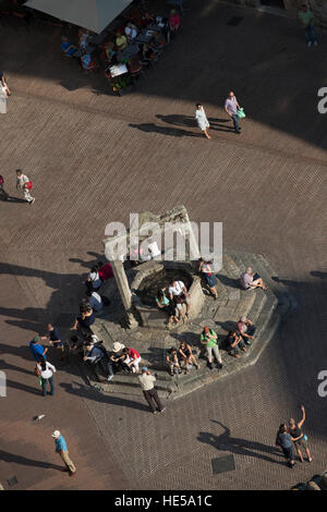 Piazza Della Cisterna mit Touristen beschäftigt, wie vom Torre Grossa gesehen. San Gimignano, Toskana, Italien. Stockfoto
