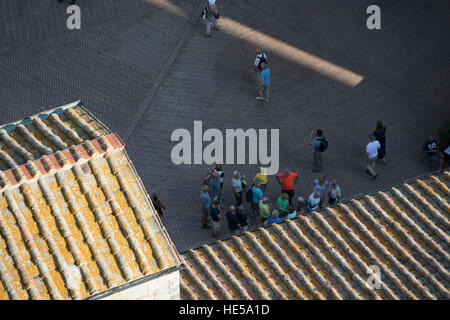 Piazza Della Cisterna mit Touristen beschäftigt, wie vom Torre Grossa gesehen. San Gimignano, Toskana, Italien. Stockfoto