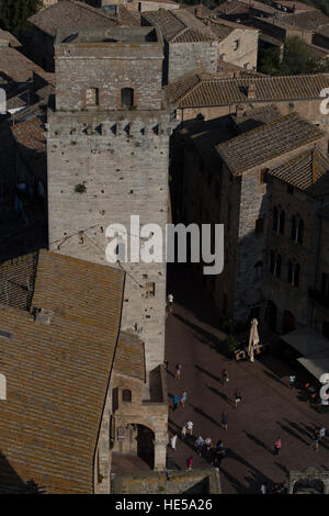 Torre Rognosa aka Der Clock Tower mit Blick auf die Piazza Della Cisterna vom Torre Grossa gesehen Stockfoto