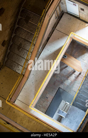 Treppenhaus in der Torre Grossa, das höchste Gebäude in mittelalterlichen San Gimignano. Stockfoto