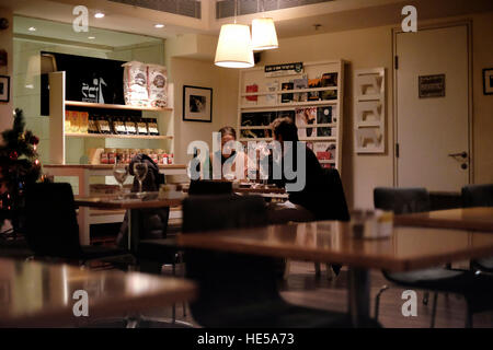 Menschen, die im Lavan Restaurant in der Jerusalem Cinematheque und Filmarchiv in West Jerusalem Israel sitzen Stockfoto