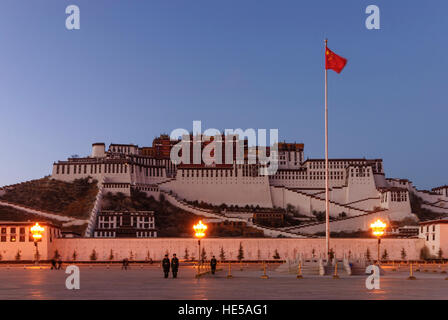 Lhasa: Potala: ehemalige Palast des Dalai Lamas; Sehen Sie sich Soldaten an die chinesische Flagge, die nicht in der Nacht, Tibet, China abgebaut Stockfoto