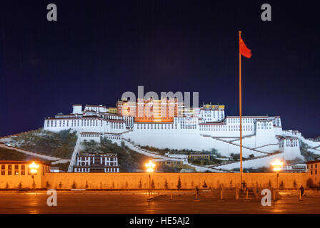 Lhasa: Potala: ehemalige Palast des Dalai Lamas; Chinesische Flagge, die nicht in der Nacht, Tibet, China abgebaut Stockfoto