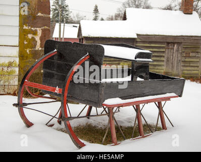 Christmas Schlitten an einem 18. Jahrhundert Bauernhof historischen Ort in Upper Saddle River, New Jersey Stockfoto