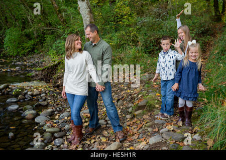 Lifestyle-Porträt von fünf Personen in einer Familie an den Ufern des Flusses McKenzie in Oregon. Stockfoto