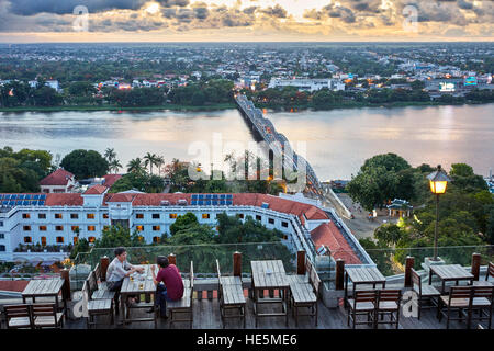 Antenne Stadtblick auf den Perfume River und Truong Tien Brücke von der Imperial Hotel Bar auf der Dachterrasse. Hue, Vietnam. Stockfoto