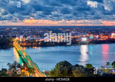 Parfüm-Fluss und Truong Tien Brücke in der Abenddämmerung. Hue, Vietnam. Stockfoto