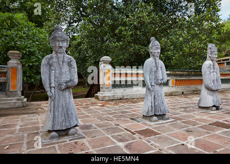 Statuen von Mandarinen am Grab des Tu Duc. Hue, Vietnam. Stockfoto