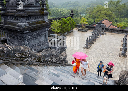 Touristen steigen aus der Anrede Gericht Thien Dinh Palace. Grab von Khai Dinh (Ung Grab), Hue, Vietnam. Stockfoto