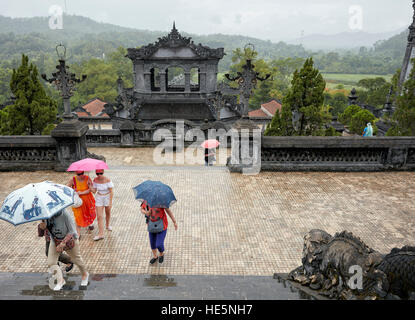 Touristen steigen aus der Anrede Gericht Thien Dinh Palace. Grab von Khai Dinh (Ung Grab), Hue, Vietnam. Stockfoto