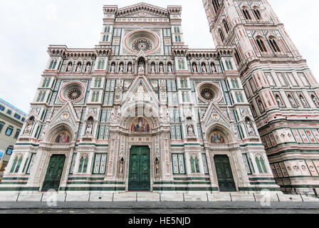 Reisen Sie nach Italien - Vorderansicht von Florenz Dom (Cattedrale Santa Maria del Fiore, Cathedral of Saint Mary der Blumen) und Giottos Campa Stockfoto