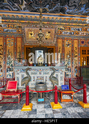 Innere des Palastes Thien Dinh. Grab von Khai Dinh (Ung Grab), Hue, Vietnam. Stockfoto