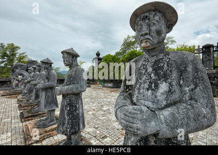 Statuen von Mandarinen am Hofe Anrede. Grab von Khai Dinh (Ung Grab), Hue, Vietnam. Stockfoto