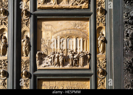 Reisen nach Italien - Panel im freien Osten Türen Baptisterium (Battistero di San Giovanni, Baptisterium des Heiligen Johannes), die Türen sind Kopie der Tore von Par Stockfoto