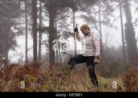 Nicola Urquhart, die Mutter der fehlenden Airman, Corrie McKeague verschwundenen im September 2016 in der Nähe von Bury St Edmunds in Suffolk verbindet Suche und Rettung Freiwilligen in der Nähe von seiner Basis in RAF-Honnington in der Hoffnung auf Hinweise auf seinen Verbleib zu finden. Stockfoto