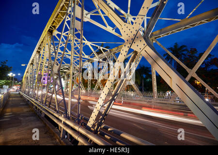 Truong Tien Brücke (entworfen von Gustave Eiffel) bei Einbruch der Dunkelheit beleuchtet. Hue, Vietnam. Stockfoto