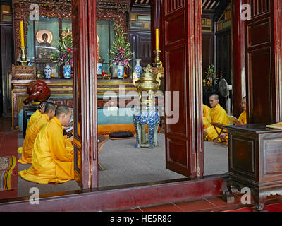 Buddhistische Mönche in dem Morgengebet. Thien Mu Pagode, Hue, Vietnam. Stockfoto