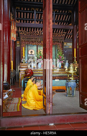 Buddhistische Mönche in dem Morgengebet. Thien Mu Pagode, Hue, Vietnam. Stockfoto