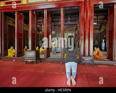 Morgengebet am Thien Mu Pagode, Hue, Vietnam. Stockfoto