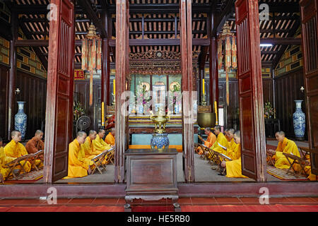 Buddhistische Mönche in dem Morgengebet. Thien Mu Pagode, Hue, Vietnam. Stockfoto