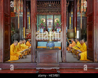 Buddhistische Mönche in dem Morgengebet. Thien Mu Pagode, Hue, Vietnam. Stockfoto