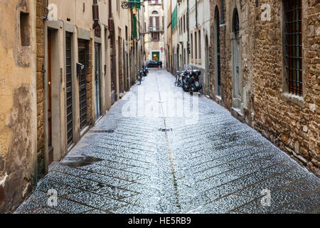 Reisen Sie nach Italien - nasse Straße im Wohngebiet Stadtteil von Florenz Altstadt im Herbst Regen Stockfoto