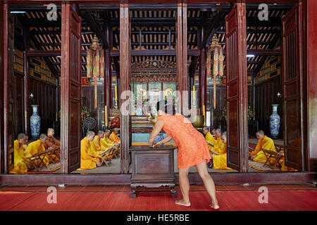 Buddhistische Mönche in dem Morgengebet. Thien Mu Pagode, Hue, Vietnam. Stockfoto