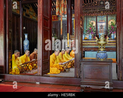 Buddhistische Mönche in dem Morgengebet. Thien Mu Pagode, Hue, Vietnam. Stockfoto