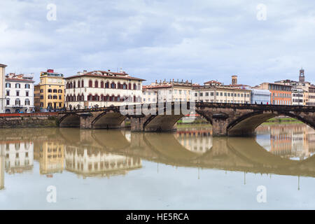 Reisen Sie nach Italien - Ponte Alla Carraia über Arno Fluss Florenz Stadt in regnerischen Herbsttag Stockfoto