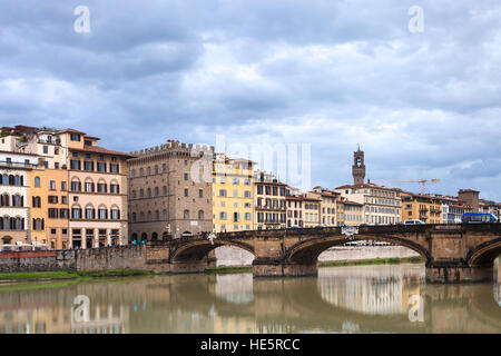 Reisen Sie nach Italien - Ponte Santa Trinita über Arno Fluss Florenz Stadt in regnerischen Herbsttag Stockfoto