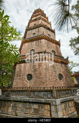 Achteckige Phuoc Dien Turm die Thien Mu Pagode. Hue, Vietnam. Stockfoto