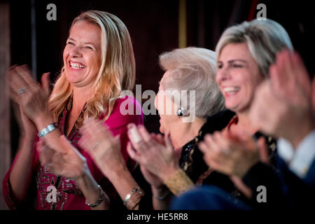 Amsterdam, Niederlande. 15. Dezember 2016. Princess Laurentien (R), Prinzessin Beatrix und Prinzessin Mabel von den Niederlanden besuchen die Preisverleihung des Prinzen Claus Preis 2016 in das königliche Palais in Amsterdam, Niederlande, 15. Dezember 2016. Gewinner des diesjährigen sind thailändische Filmemacher und Künstler Apichatpong Weerasethakul mit Preisträgern Bahia Shehab, Kamal Mouzawak, Apichatpong Weerasethakul, La Silla Vacía und Vo Trong Nghia. Foto: Patrick van Katwijk / POINT DE VUE - NO-Draht-SERVICE - Foto: Patrick van Katwijk/Dutch Photo Press/Dpa/Alamy Live News Stockfoto