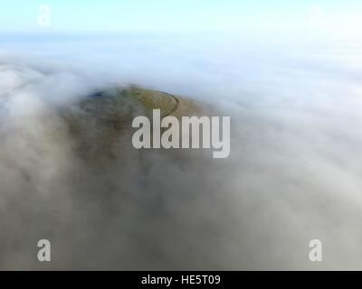 Nebel hüllt die Eisenzeit Fort auf Mount Caburn, Lewes, in der South Downs National Park Stockfoto