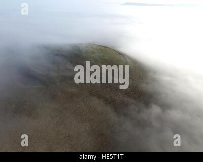 Nebel hüllt die Eisenzeit Fort auf Mount Caburn, Lewes, in der South Downs National Park Stockfoto